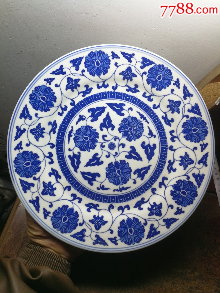 八十年代初期景德镇制款缠枝纹青花大盘一个