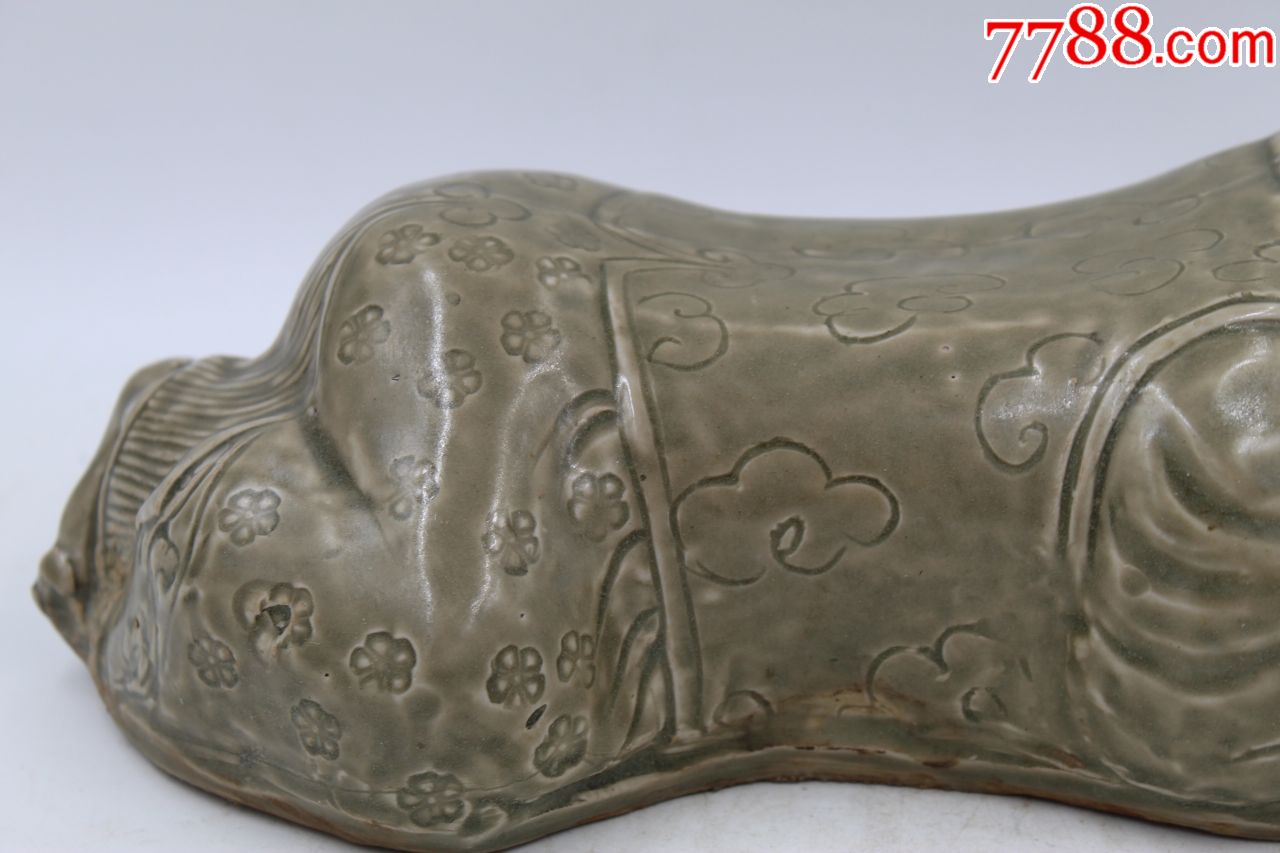 宋耀州窑青釉刻花孩儿枕