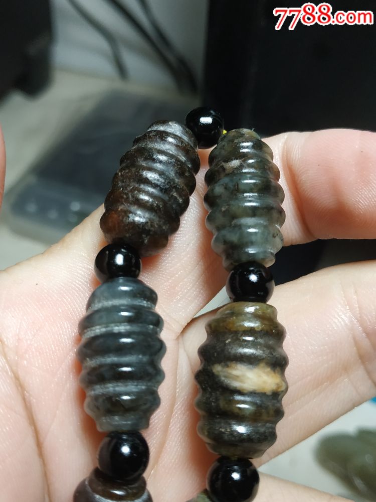 特价处理个人收藏汉代出土和田玉蝉蛹手串