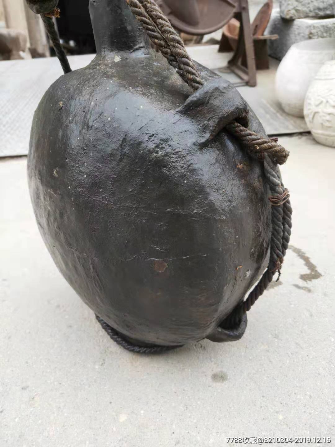 清朝游牧民族使用的牛皮油壶,完整无残,能正常使用.