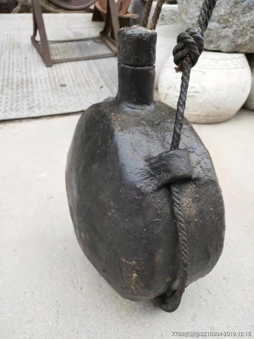 清朝游牧民族使用的牛皮油壶,完整无残,能正常使用.