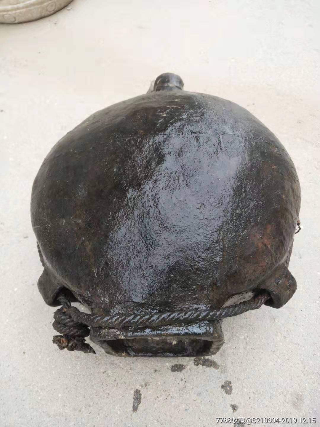 清朝游牧民族使用的牛皮油壶,完整无残,能正常使用.