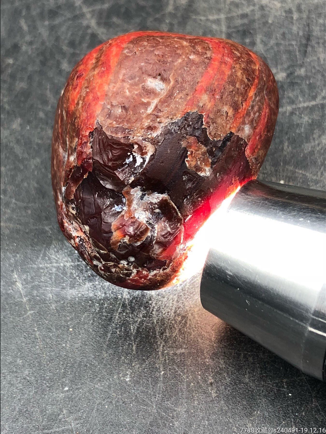 红色玻璃陨石