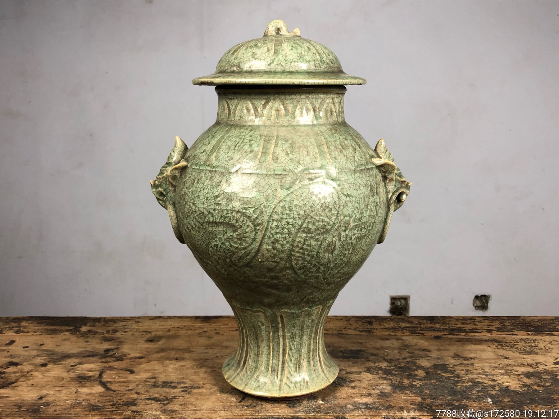 【龙泉窑龙纹赏瓶】