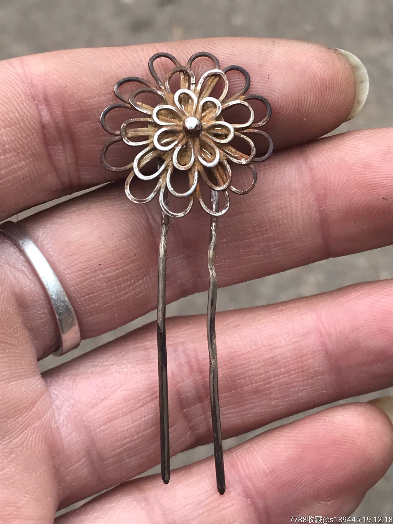 老银发钗,出土的有点腐蚀,有一个花瓣有断裂,品相如图保真保老不议价