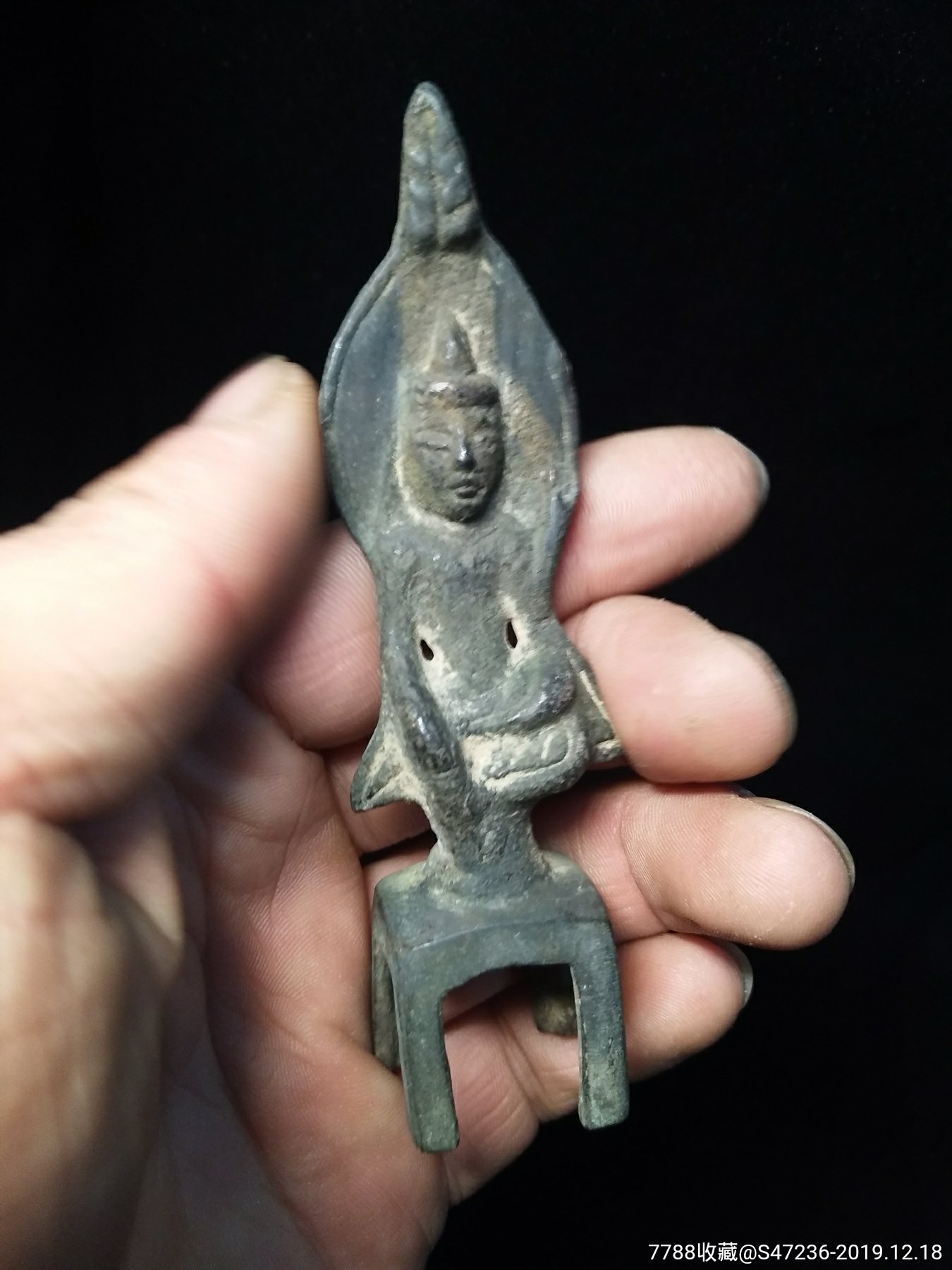 少见青铜板凳佛一个