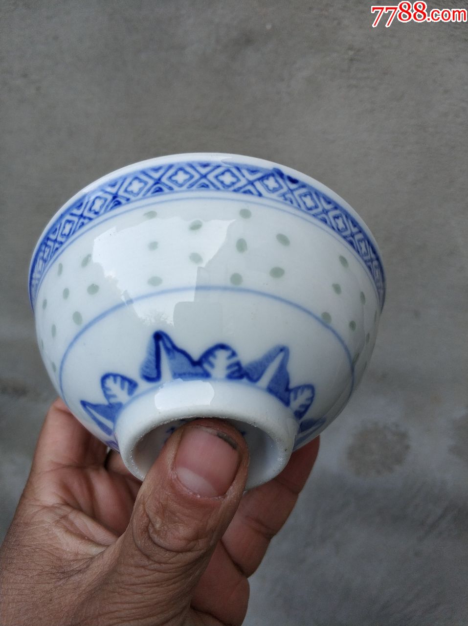 七八十年代没有使用过的四个碗,没有冲线没有磕,有点不圆,介意勿拍