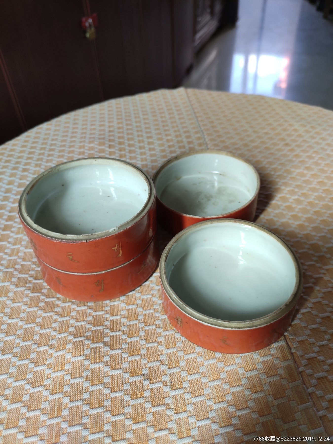 珊瑚红描金四节粉盒一个