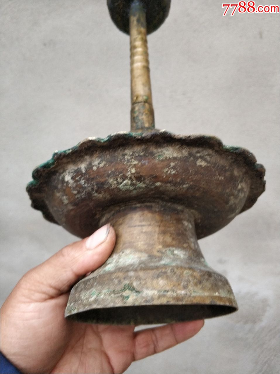 全品铜器灯台,品相如图所示,包老,高33厘米