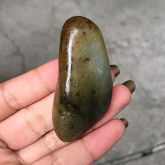 天然新疆和田玉高油分俏色黑皮水草沁皮籽料原石挂件