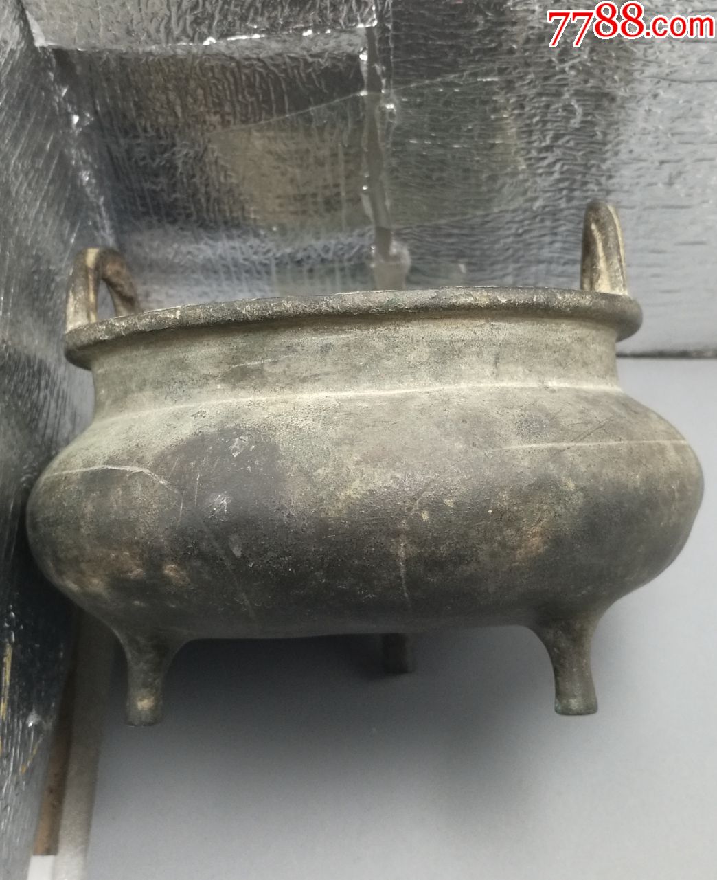 典型的清代铜香炉,冲天绳耳,螭龙盘底