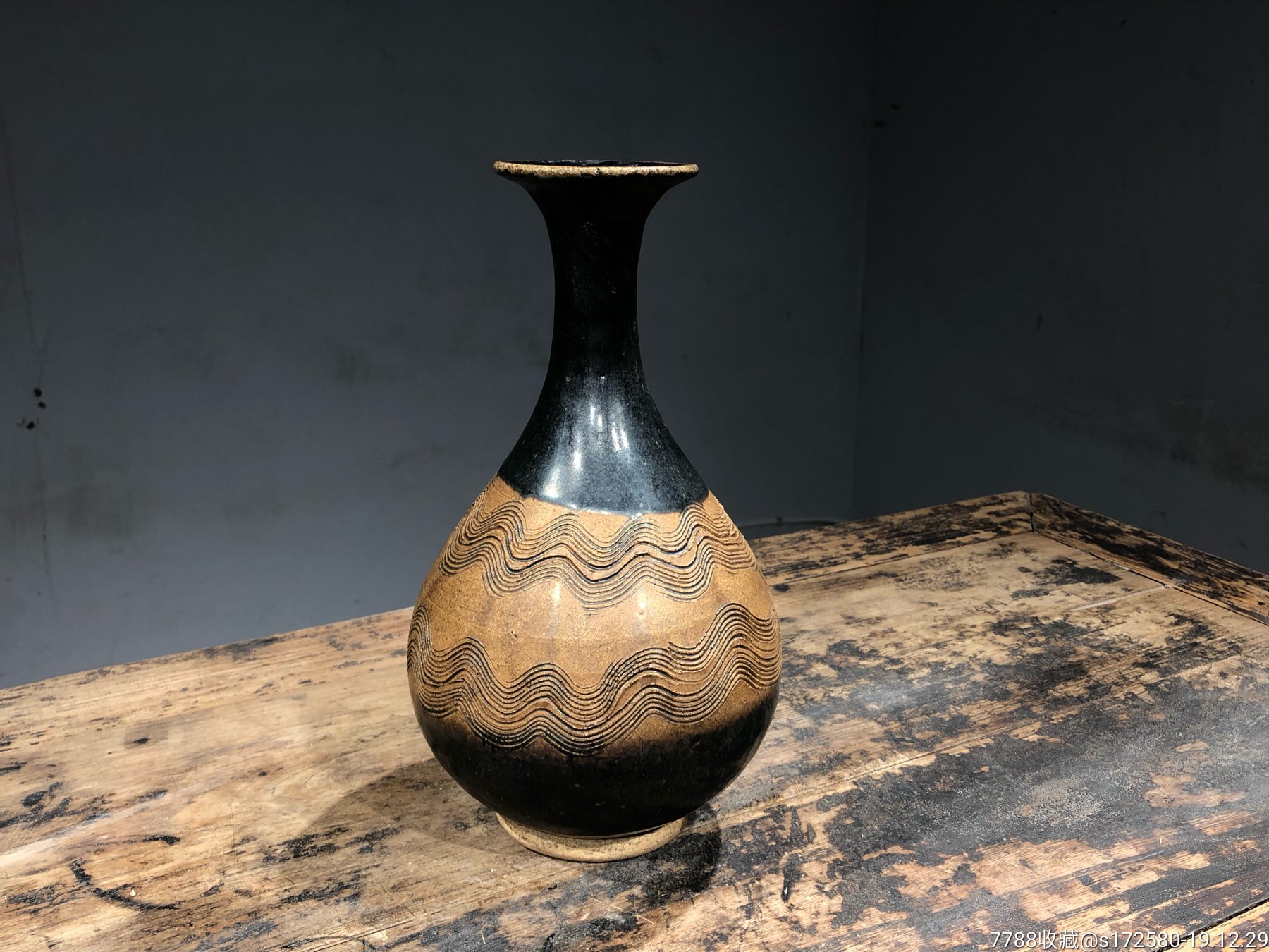 【黑釉水波纹玉壶春】器型规整,纹饰典雅独特!釉色浑厚,皮壳老辣!