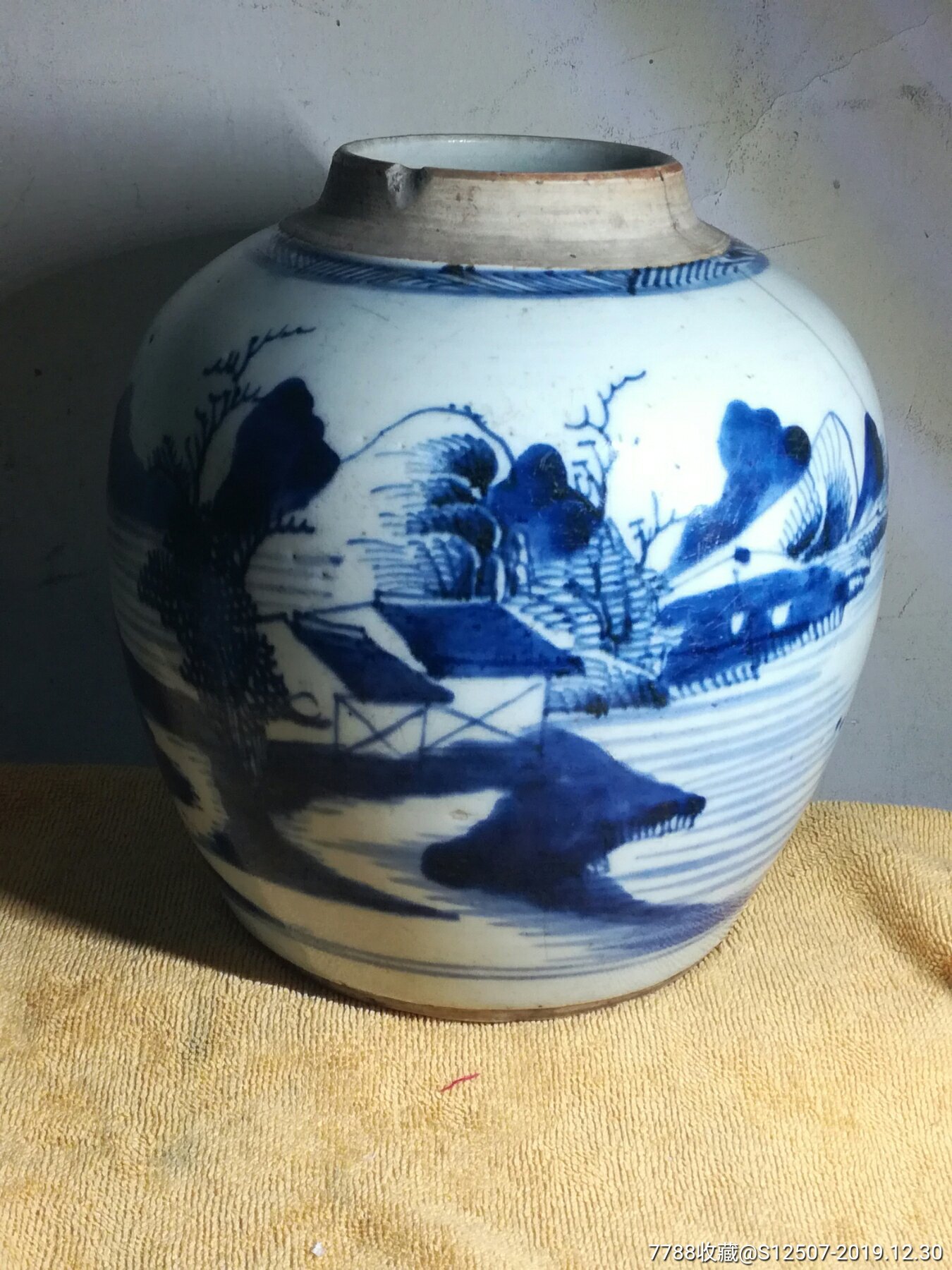 清中期青花山水罐