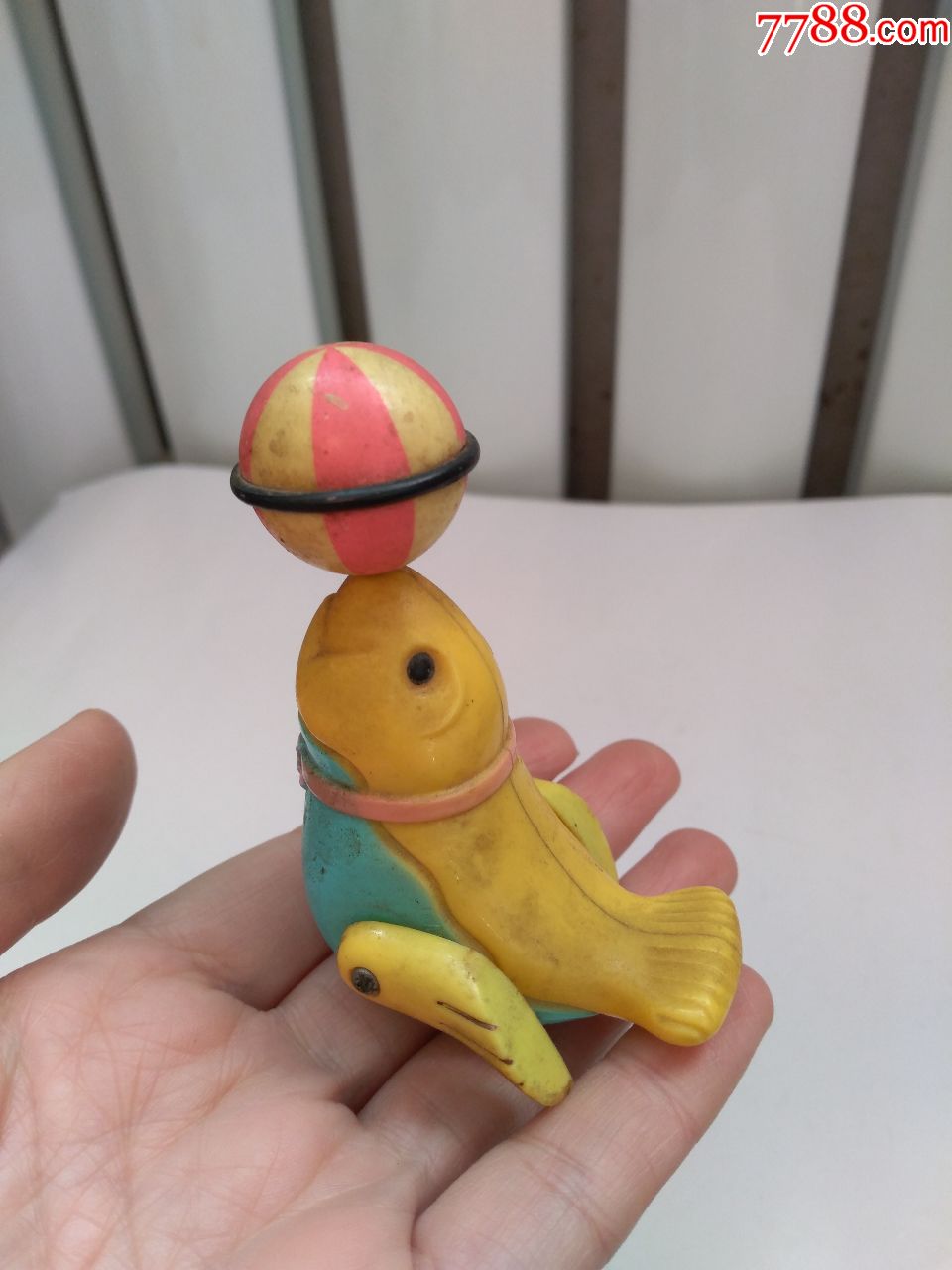 老玩具,海豹顶球(手动上弦玩具,手动海豹臂膀,球可以转动)很好玩,完好
