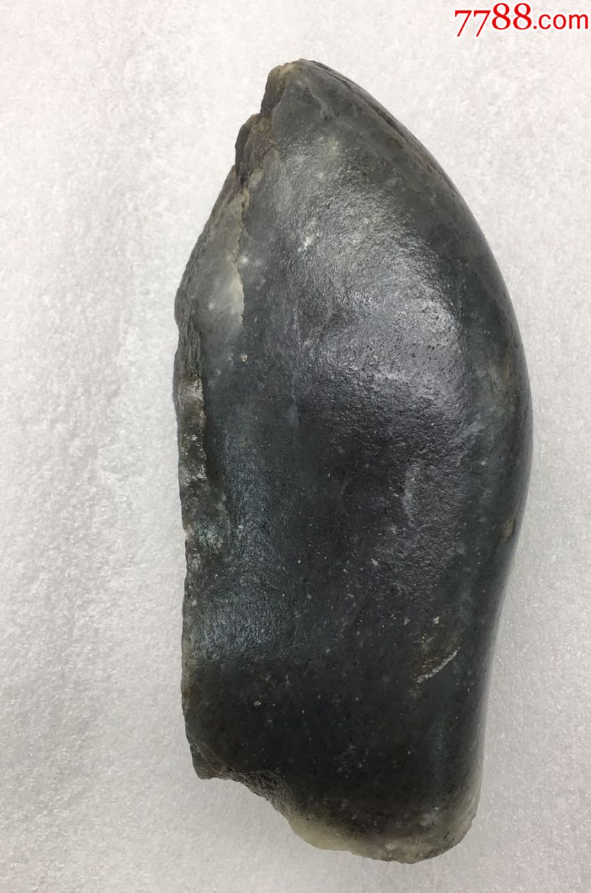 3622和田玉墨玉聚墨青花断面籽料750克