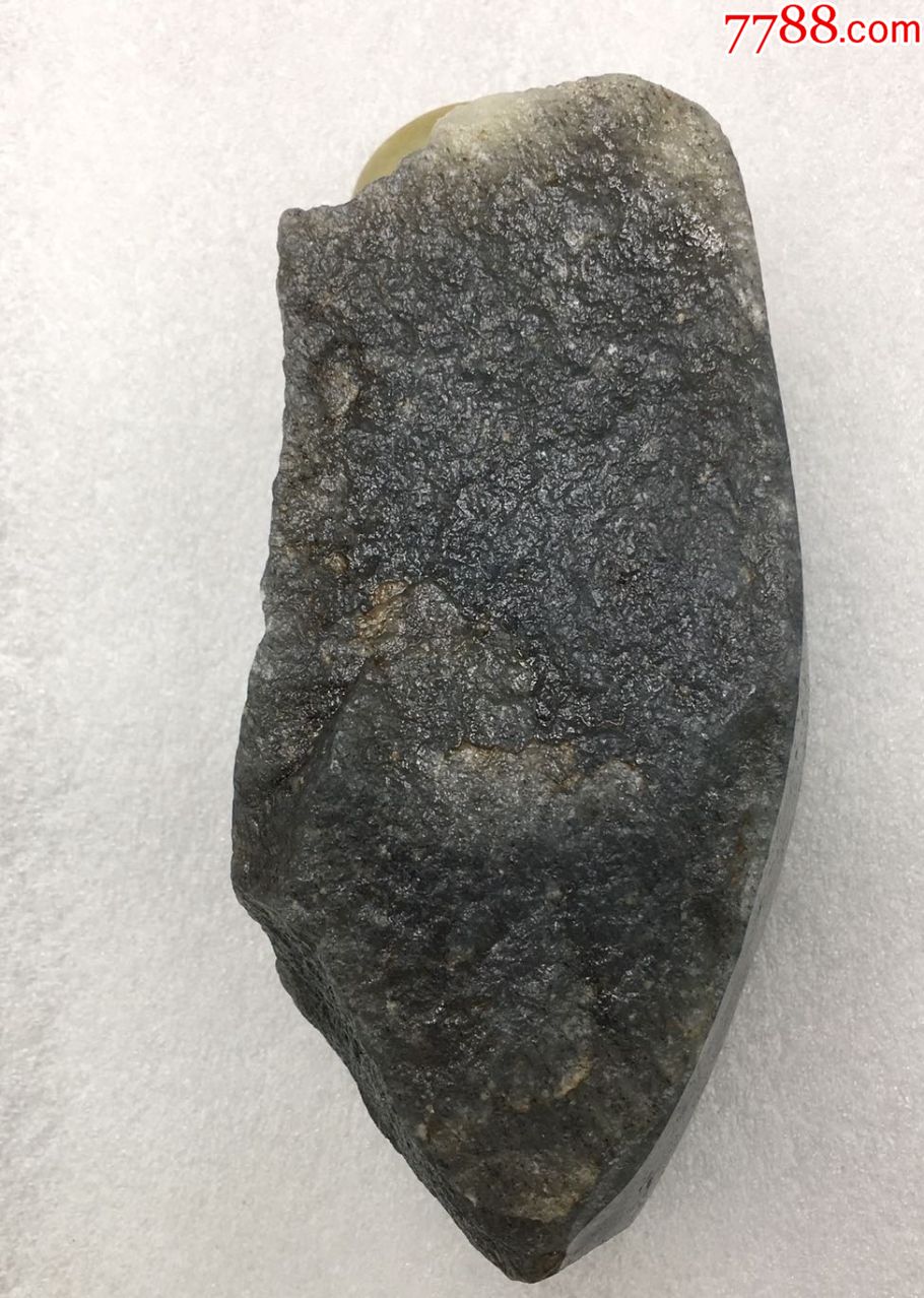 3622和田玉墨玉聚墨青花断面籽料750克