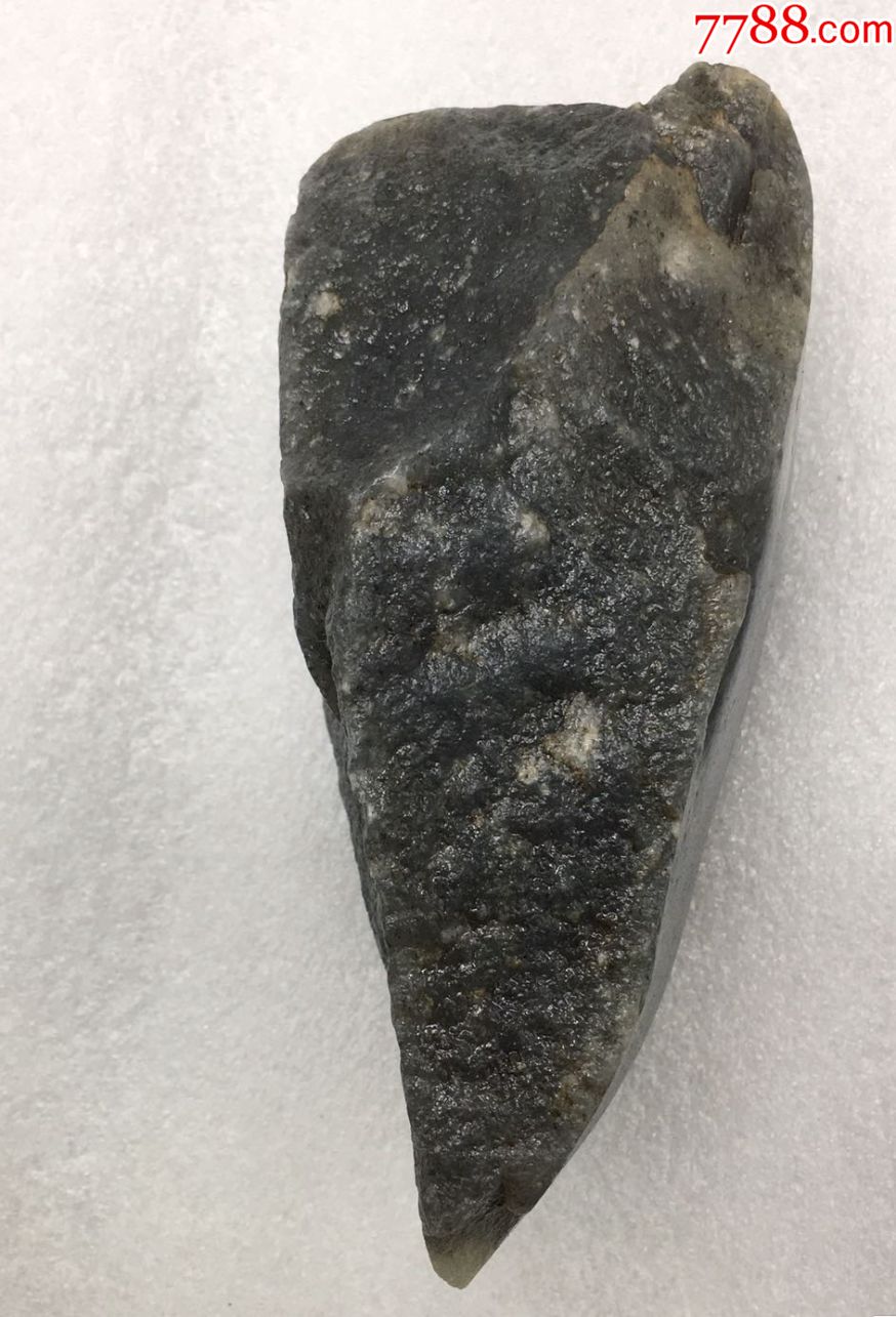 3622和田玉墨玉聚墨青花断面籽料750克