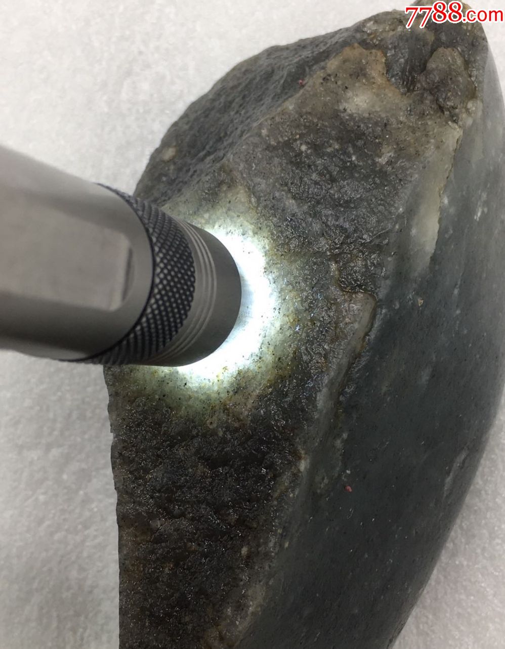 3622和田玉墨玉聚墨青花断面籽料750克