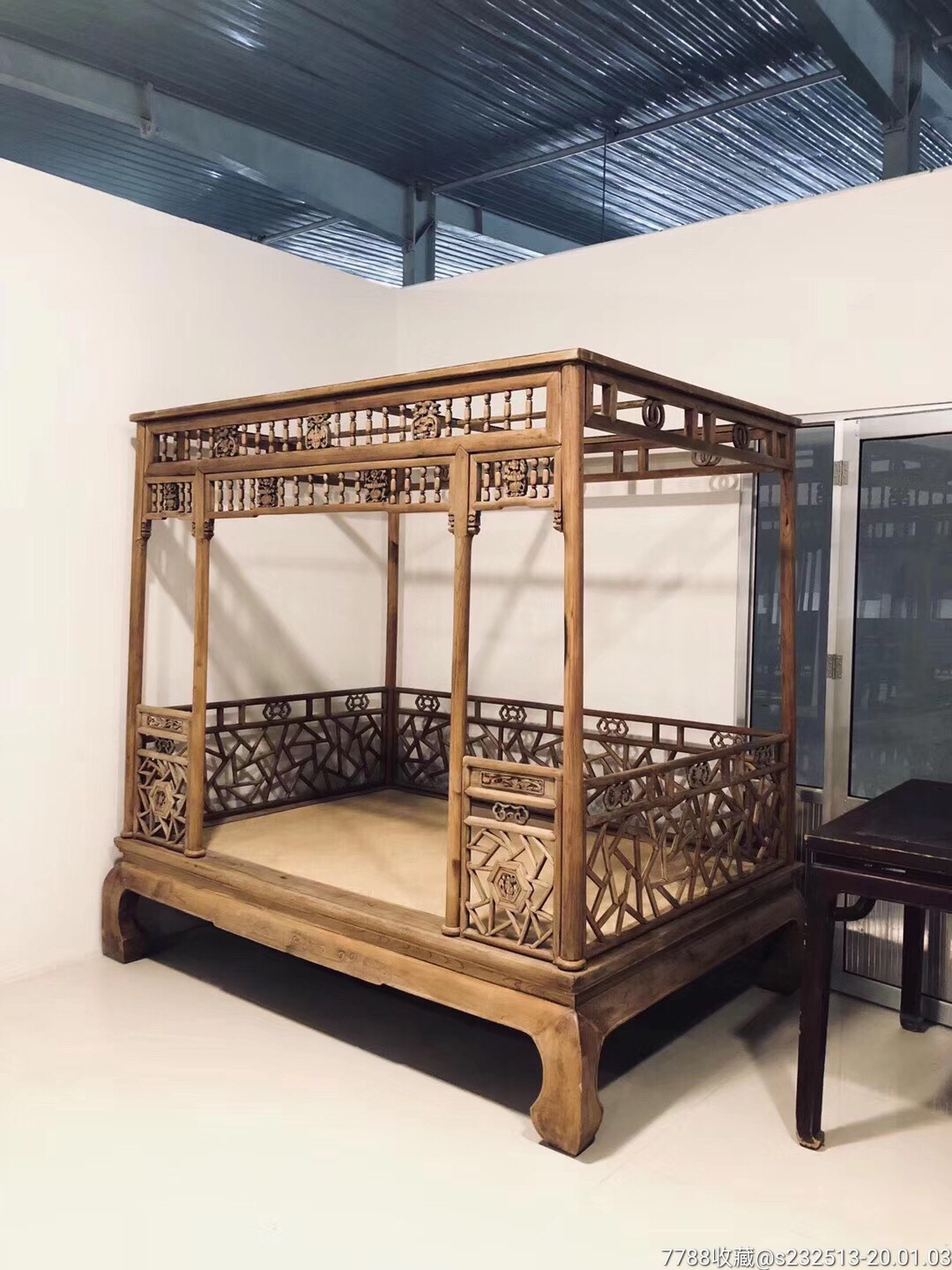 清代榉木香蕉腿六柱架子床