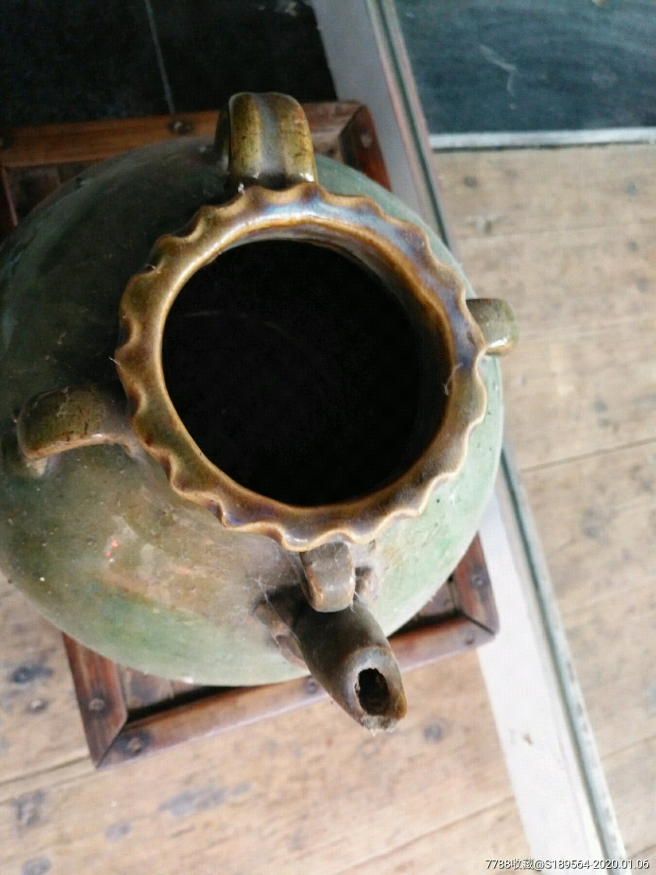 清代铜官窑荷叶边窑变绿釉四系茶壶