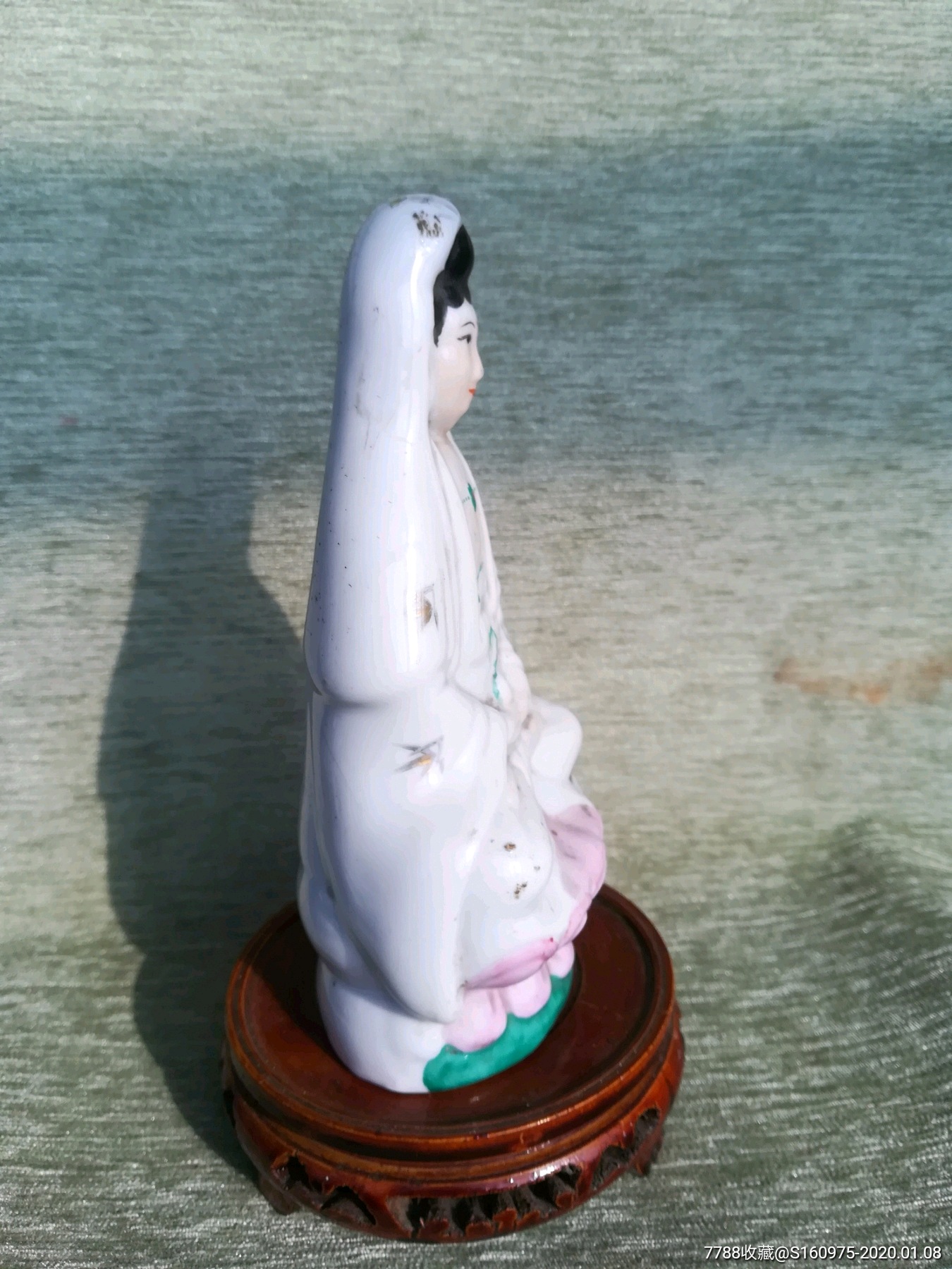 漂亮60年代彩绘描金观音菩萨小像,8.5*6.5*6.5cm,背面两条线如图.