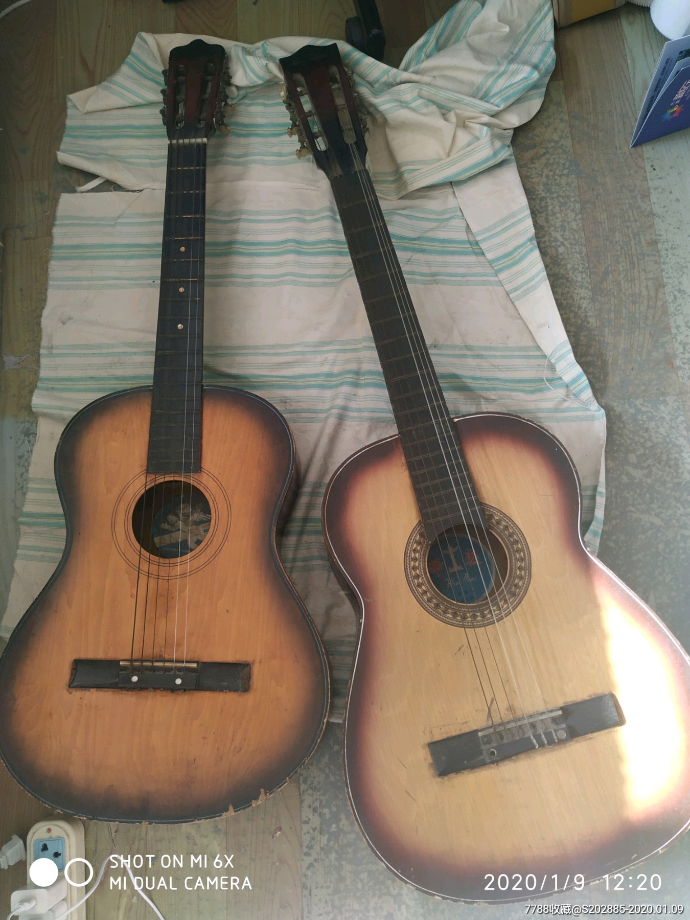 两把木吉他