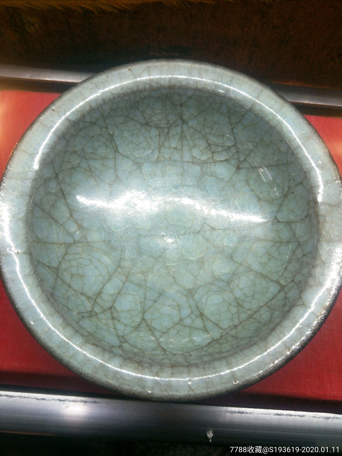 玛瑙釉紫口铁足盘子