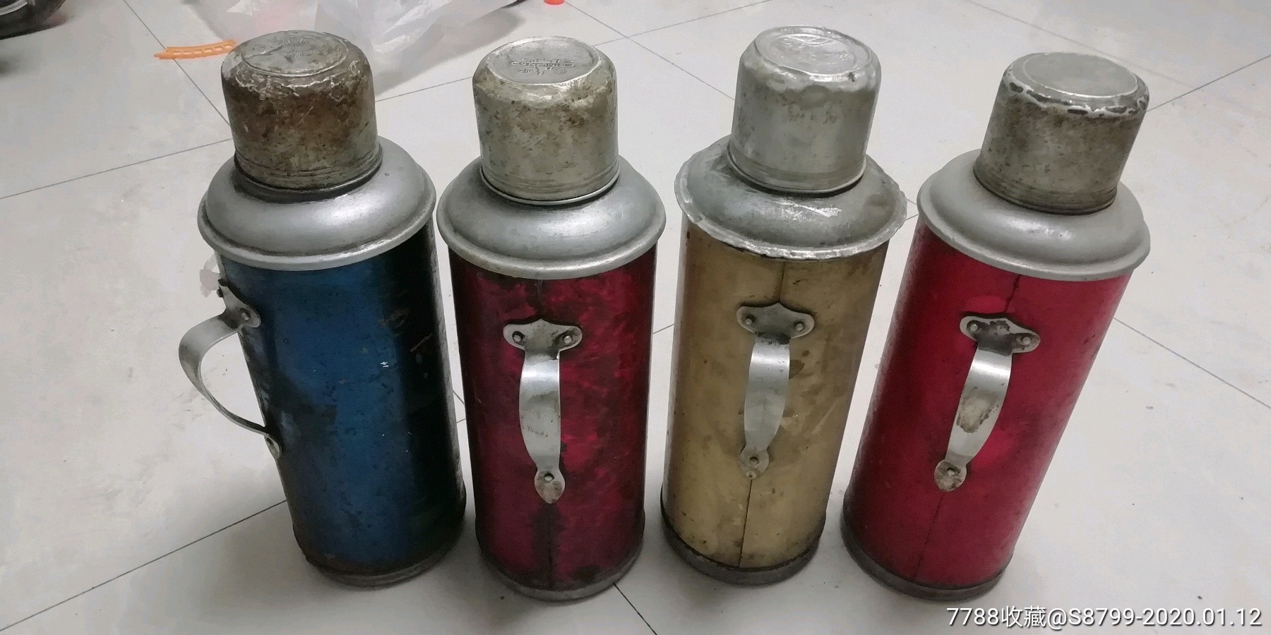 四个老热水瓶一起出