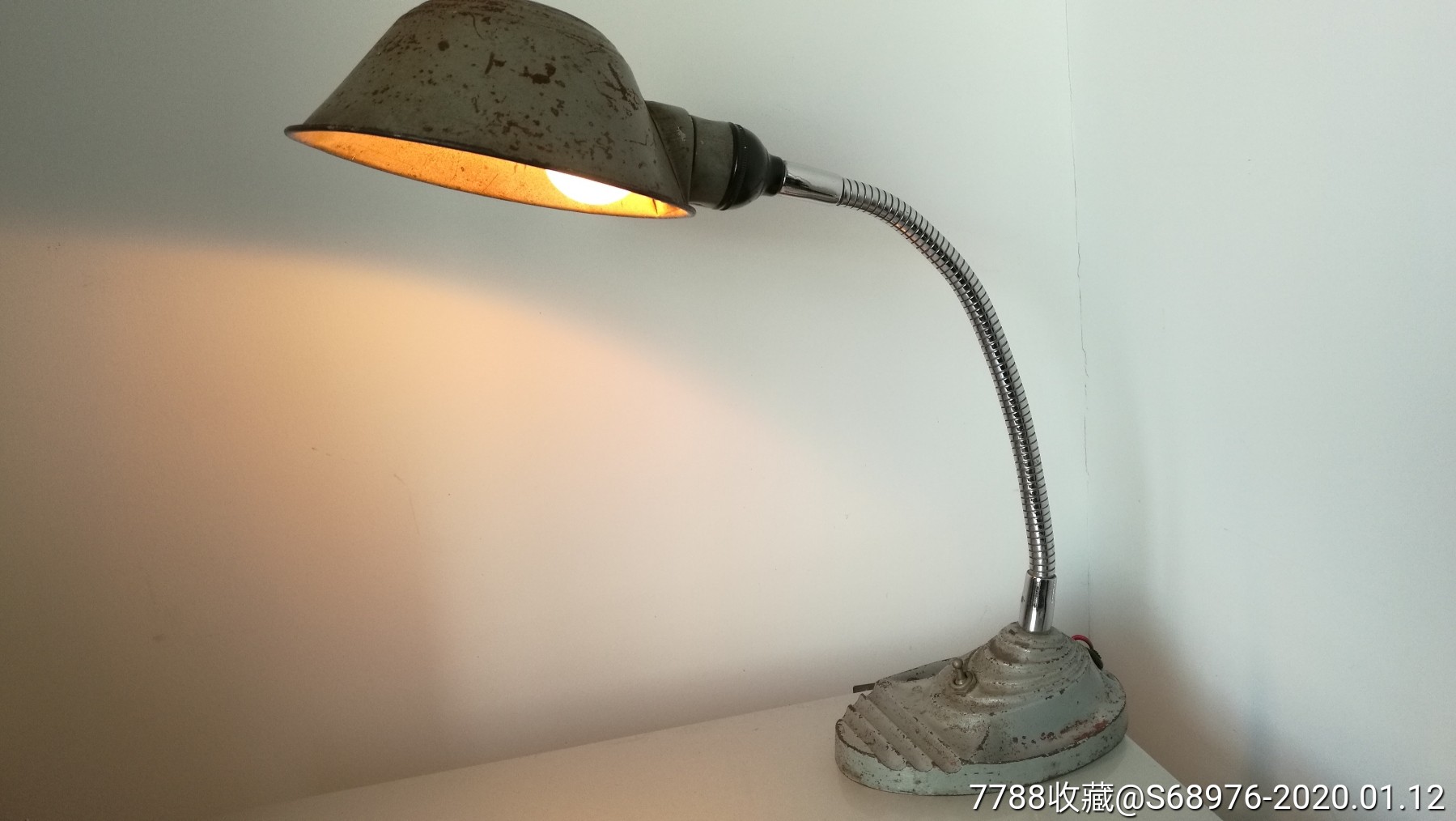 老台灯50年代铁罩铸铁座台灯,年代戏影视道具