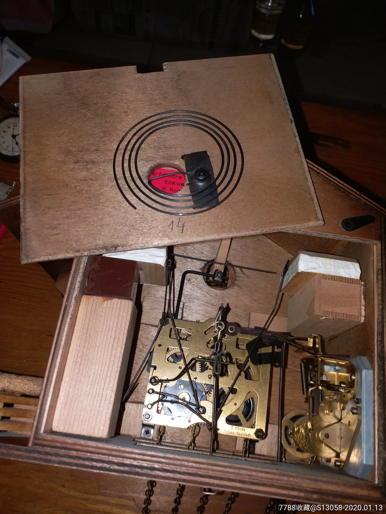 德国黑森林布谷鸟钟一直很贵,手工打造,精细机芯结构复杂,备受玩家