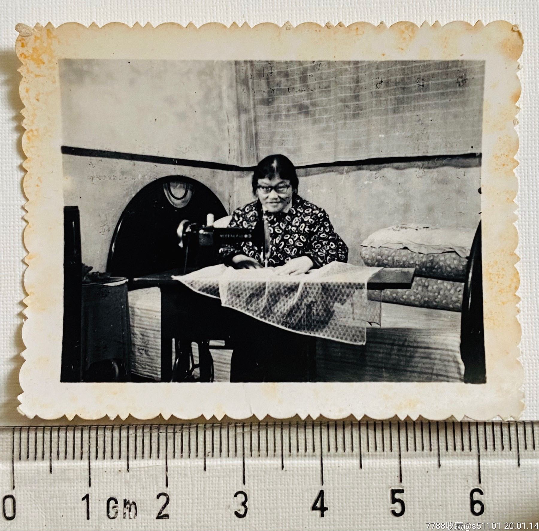 早期踏缝纫机的女子留影照-价格:6元-se70714583-老照片-零售-7788