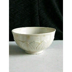 白釉刻花碗