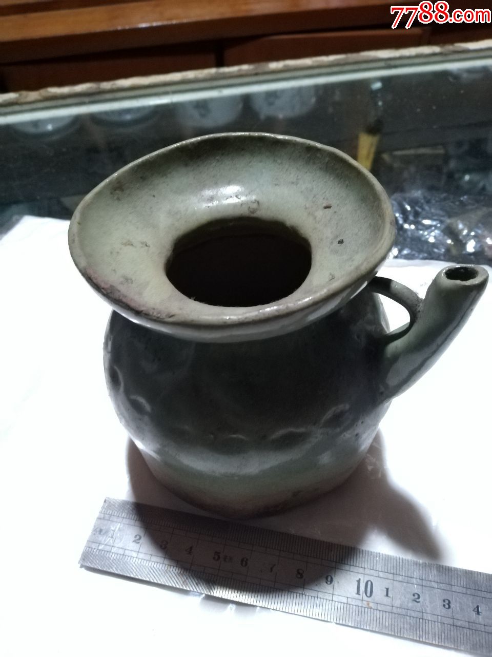 民国陶壶一只上口又一点点剥釉其余完正请仔细看图品相自定无冲线