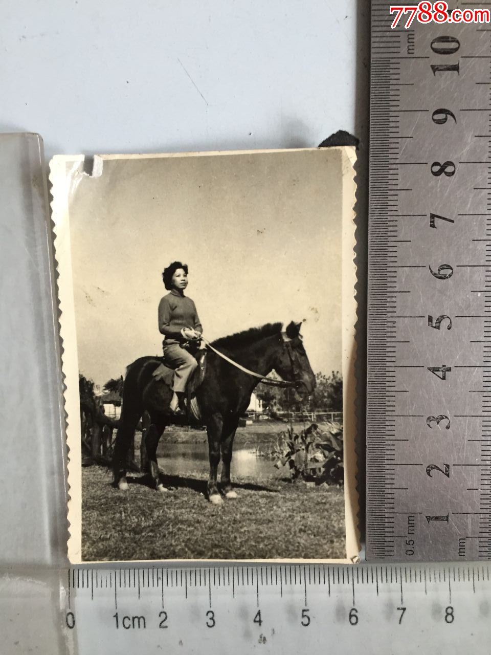 女子骑马留影老照片