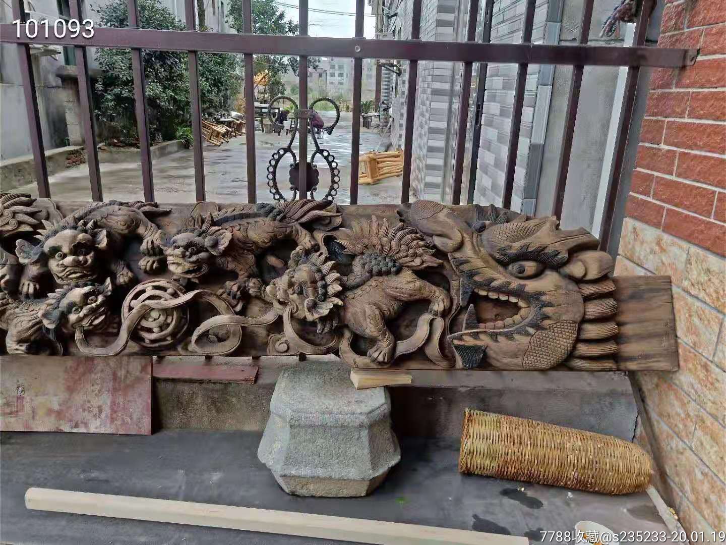 清朝樟木满雕狮子绣球长花梁