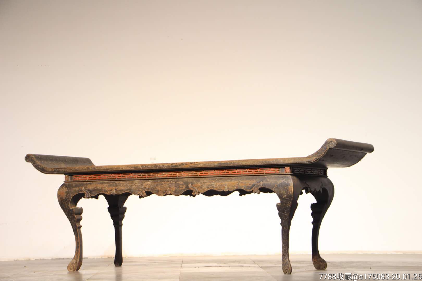 【藏器,精品难求,弯腿供案】此案做工讲究,弯腿如意花,脚踩卷云花