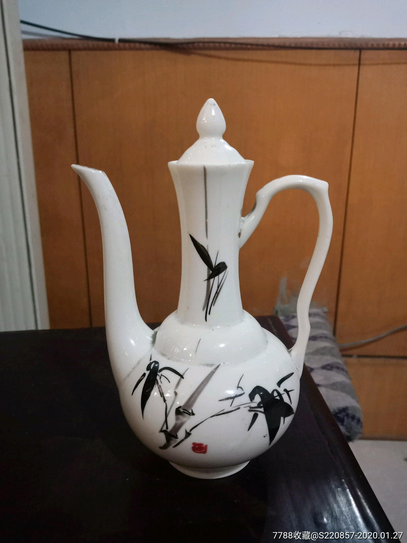 造型奇特的手绘酒壶