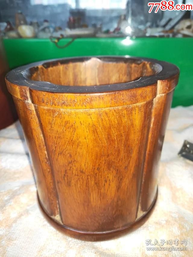 142清代老黄花梨瓜棱笔筒一个,尺寸14-13公分