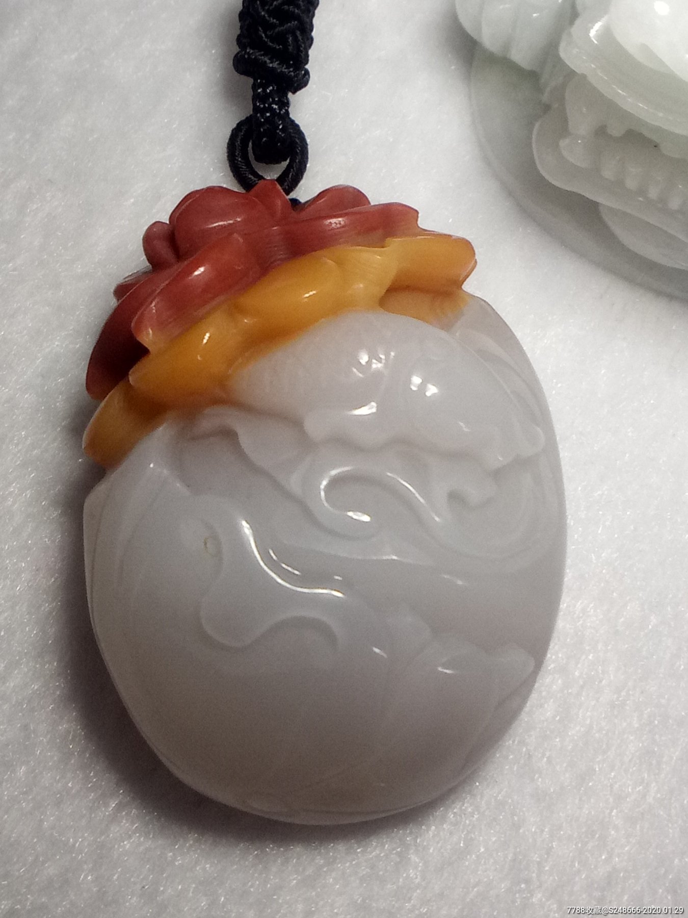 天然三彩玉石精工巧雕鱼戏莲挂坠