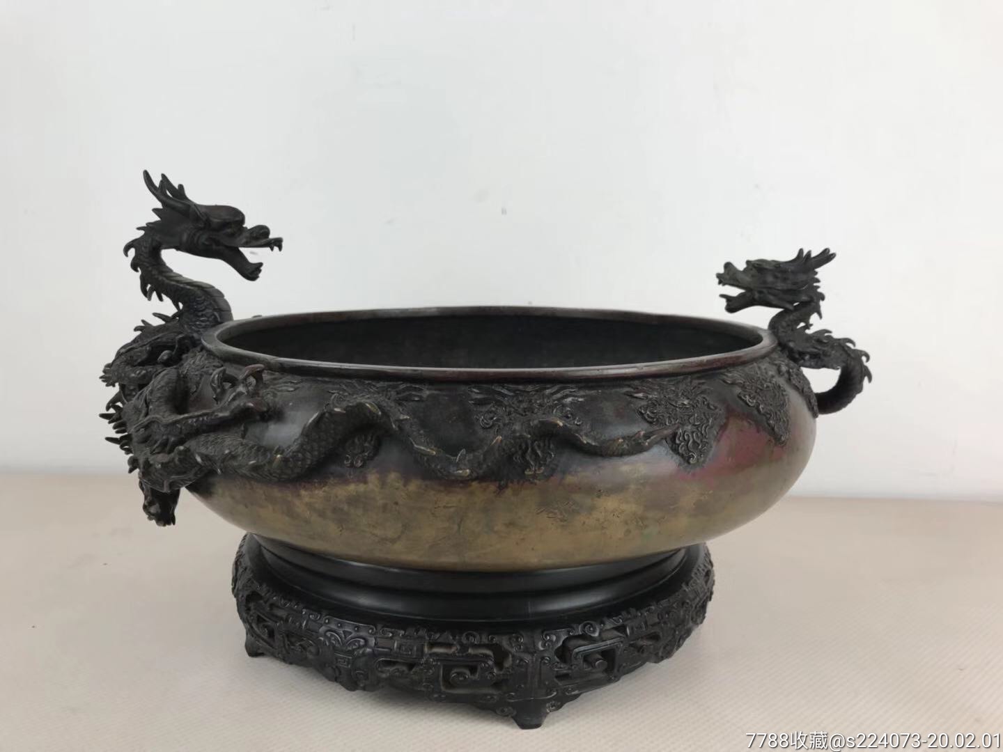 慎德堂款浮雕铜香炉檀木镂空底座器行大气品相如图包老