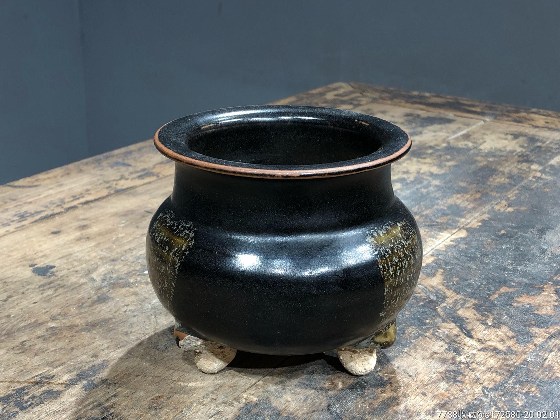 【黑釉三足香炉】