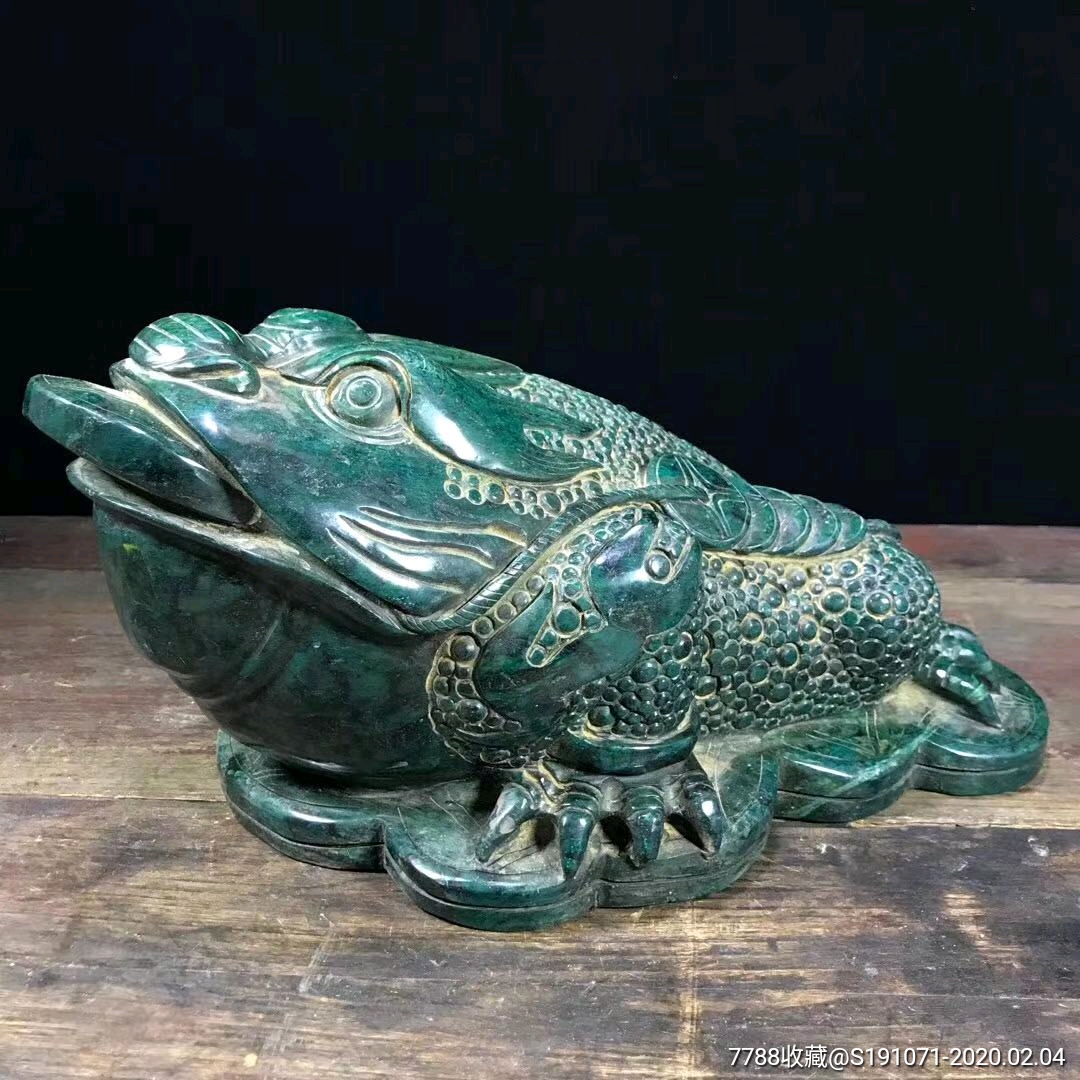 清末独山玉雕招财金蟾大摆件,选材上乘,整块玉石精雕而成