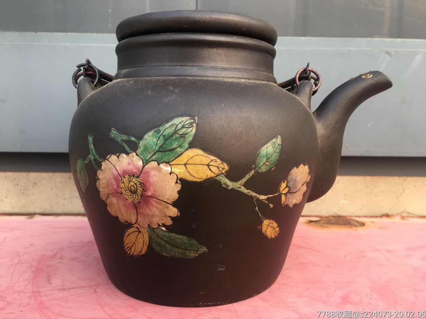 民国时期,五彩紫砂壶一把,画工精细,色彩鲜明,保存完整,可正常使用!