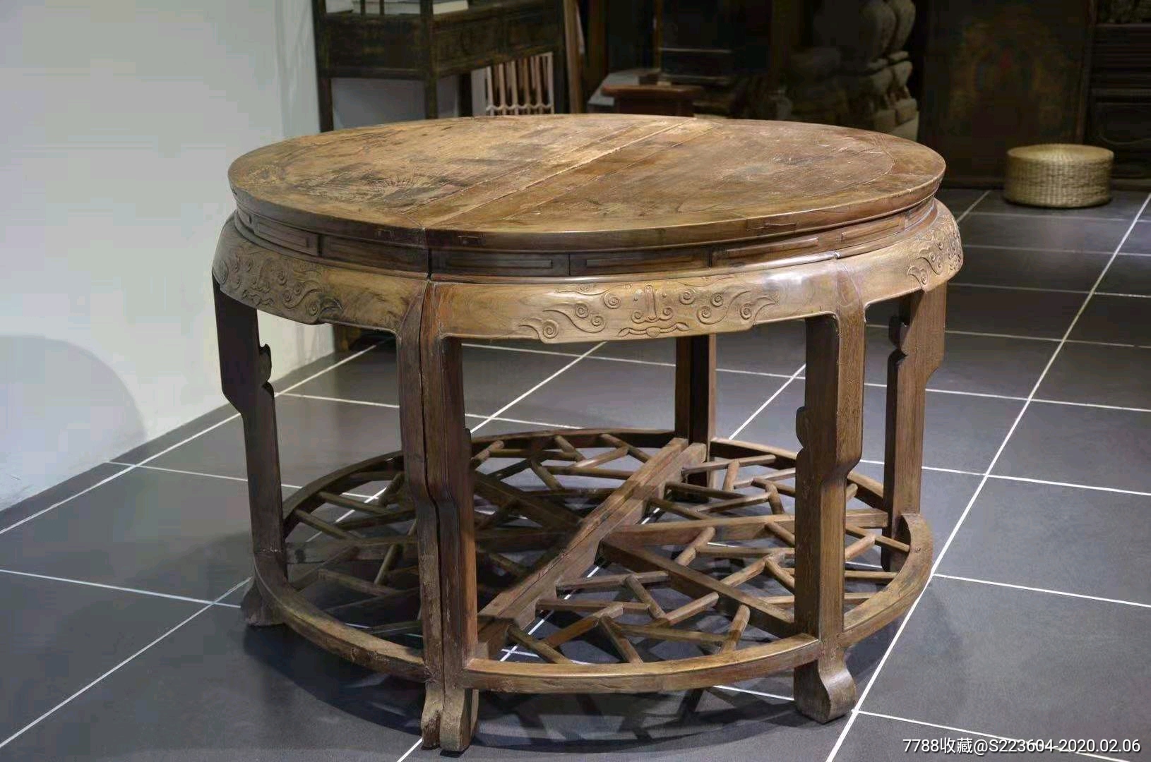 明韵圆桌此桌苏工制式,器型简洁不失舒朗之美,造型古朴雅致,简约又不