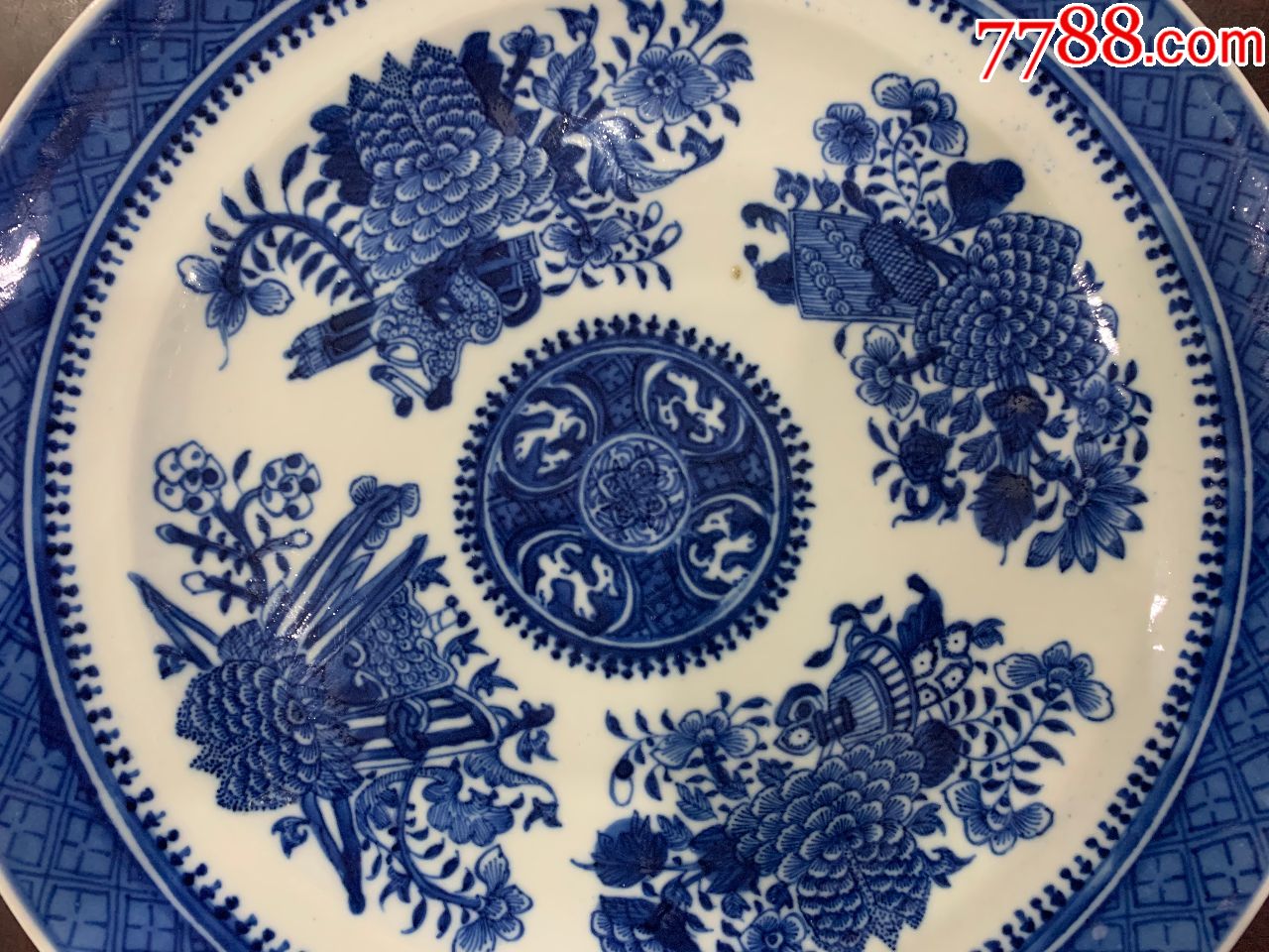 清乾隆青花暗八仙纹盘