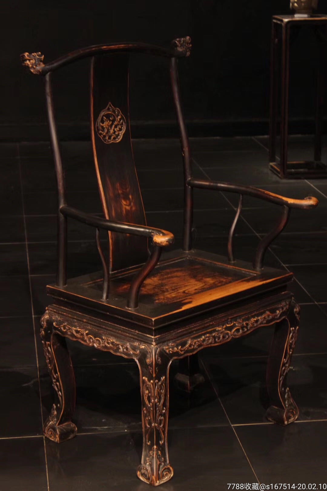 龙凤椅,头枕龙,手扶凤,造型极其讲究,过去也是极高品味人士用具,工艺