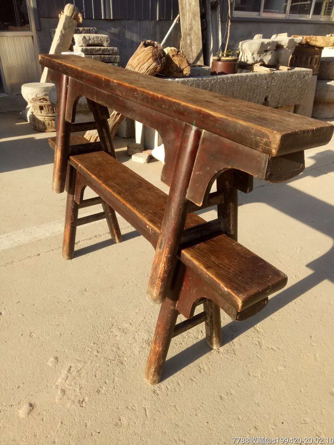 清代榆木春凳一对,圆腿刀牙板,品相一流,牢固结实,包浆浓厚,可拿来