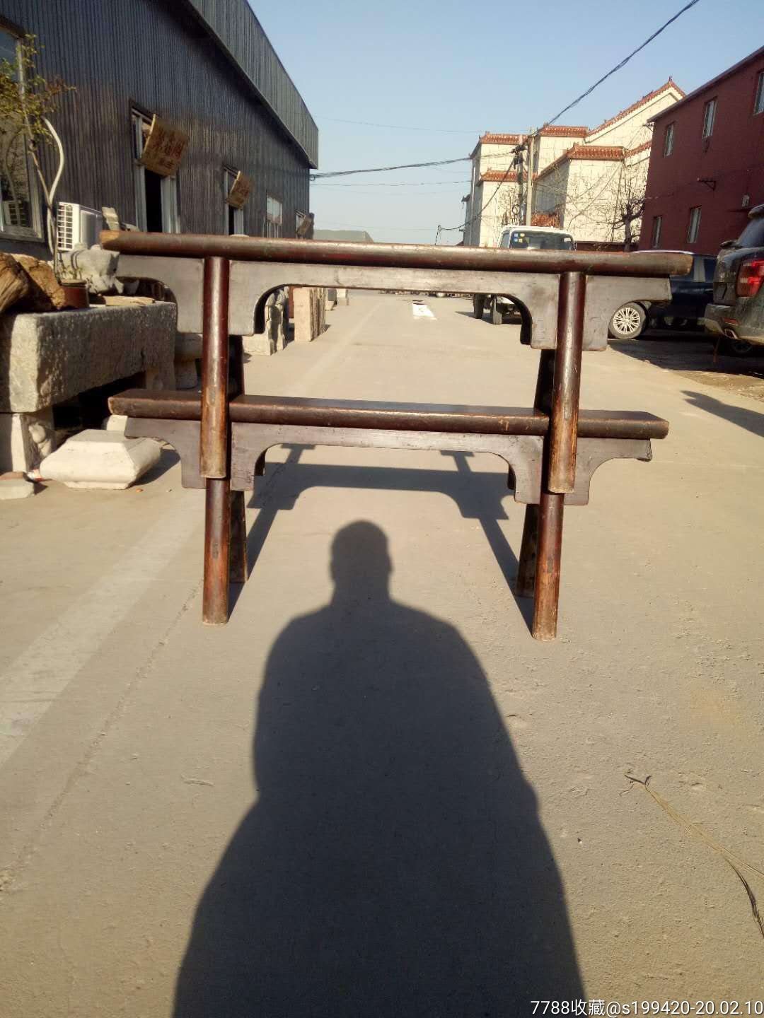 清代榆木春凳一对,圆腿刀牙板,品相一流,牢固结实,包浆浓厚,可拿来