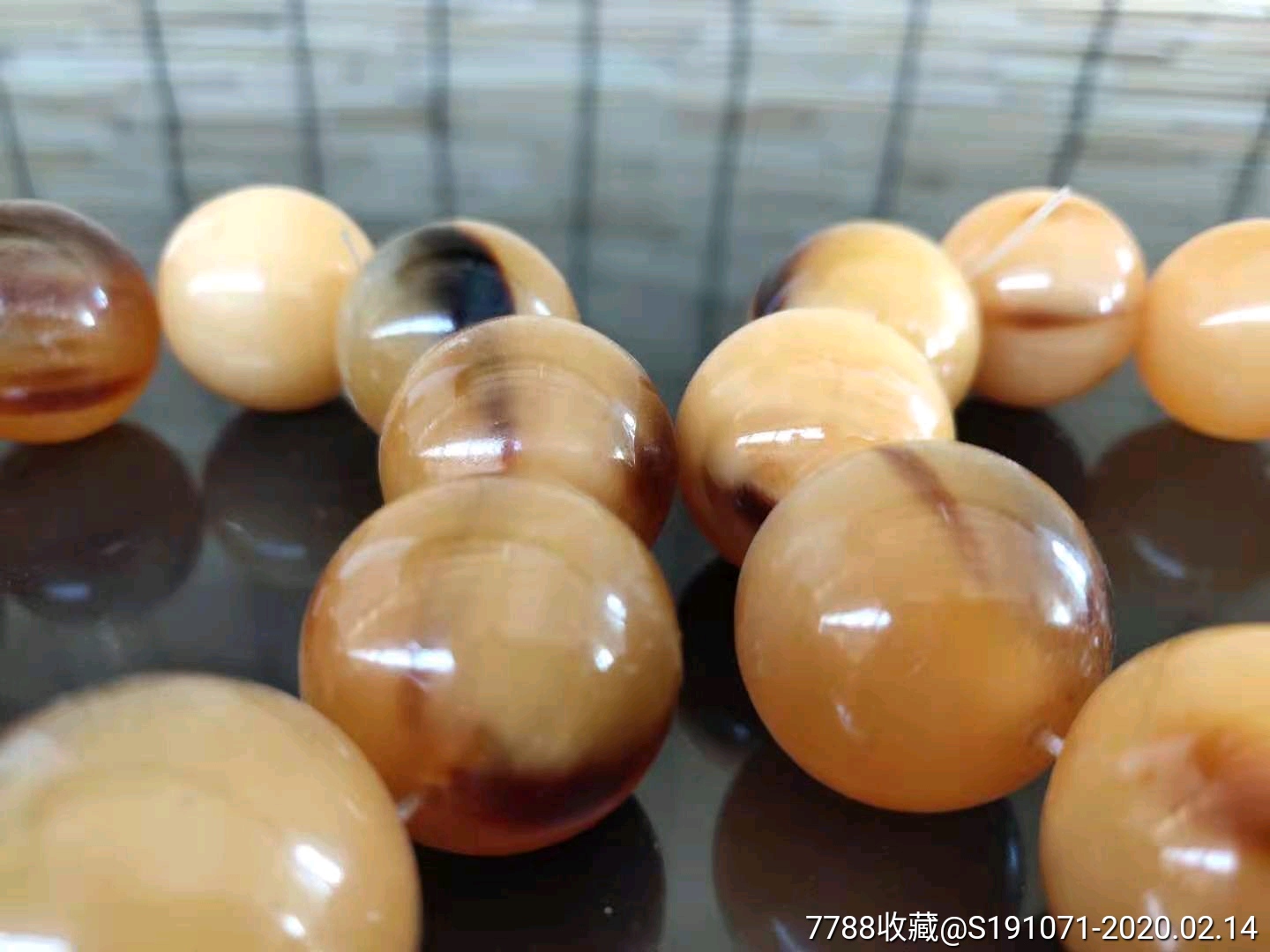 牛角手串,色泽黄亮,品相完好,成色见图