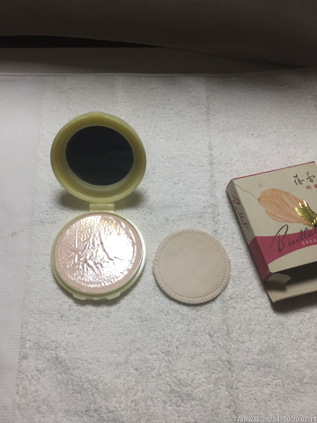 全新的蓓蕾粉饼